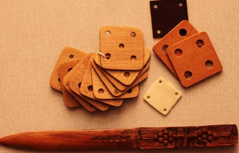 The image shows tablets with 4 holes - 1 in each corner